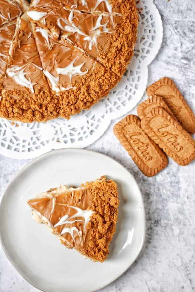 yummy no-bake lotus biscoff cheesecake made of biscoff cookie butter, biscoff biscuits and decorated with sweet cream and biscoff crumbs