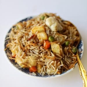 This homemade Kurdish biryani recipe is a delicious combination of fluffy rice, crunchy nuts, and spicy veggies!