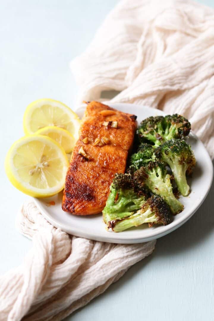 Crispy salmon fillets with honey, garlic and onion powder, and lemon juice. Enjoy the sweet flavor of honey with the unique salmon.