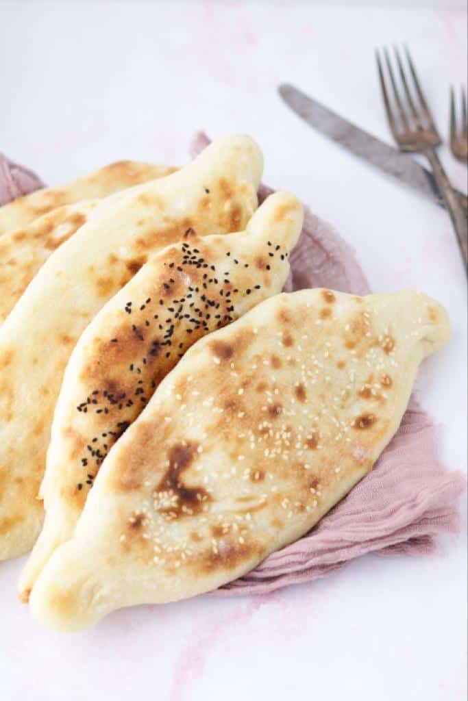 Samoon bread is ideal for sandwiches. It is fluffy with diamond shape. So, you can cut it in the middle and stuff it with labneh, cheese or even meat or chicken.