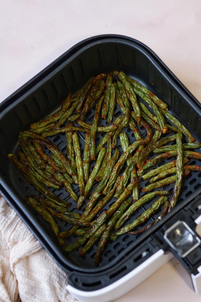 Fresh green beans made in an air fryer, and seasoned with garlic powder, onion powder, paprika, and black pepper. They have so crispy and juicy texture!