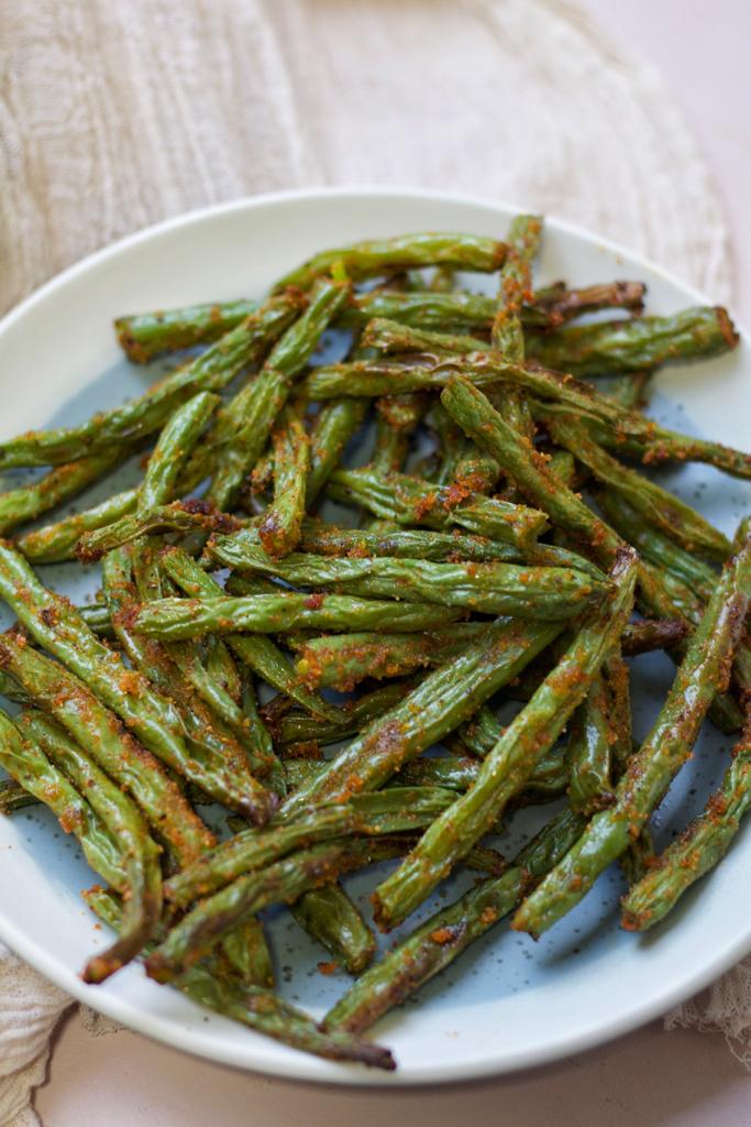 Crispy air fried green beans made in air fryer, and seasoned with garlic powder, onion powder, paprika, and black pepper. They look so delicious!
