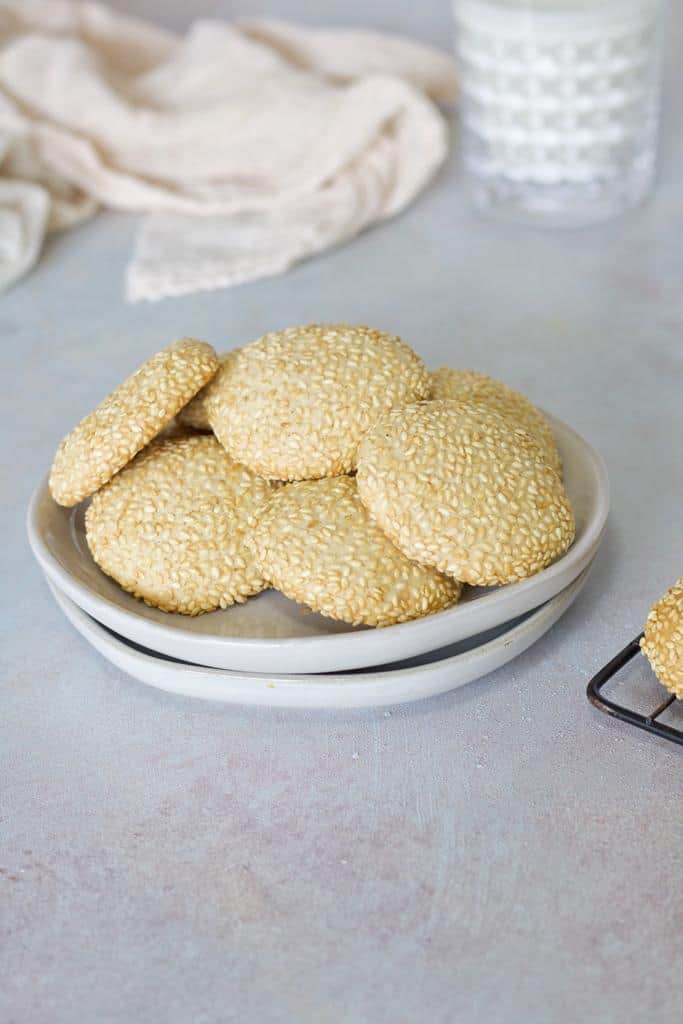 These Arabic sesame cookies are made up from eggs, all-purpose flour, oil, cardamom powder, white granulated sugar, baking powder, vanilla paste, and sesame seeds. They are wonderful when you have sudden guests.