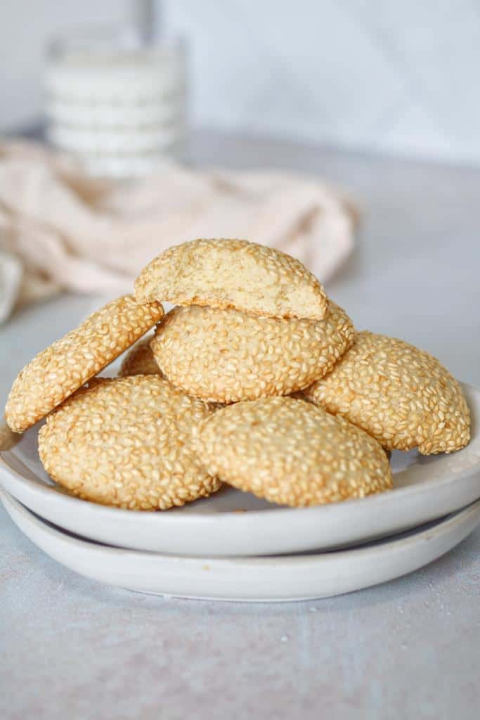 Baksam cookies are made up from eggs, all-purpose flour, oil, cardamom powder, white granulated sugar, baking powder, vanilla paste, and sesame seeds. The result is so yummy delicious cookies with so crunchy edges
