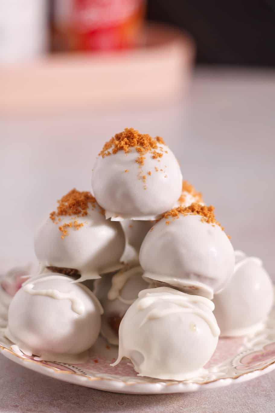 no bake biscoff truffles packed with warm Speculoos cookie flavor, covered with white chocolate, and sprinkled with biscoff crumbs