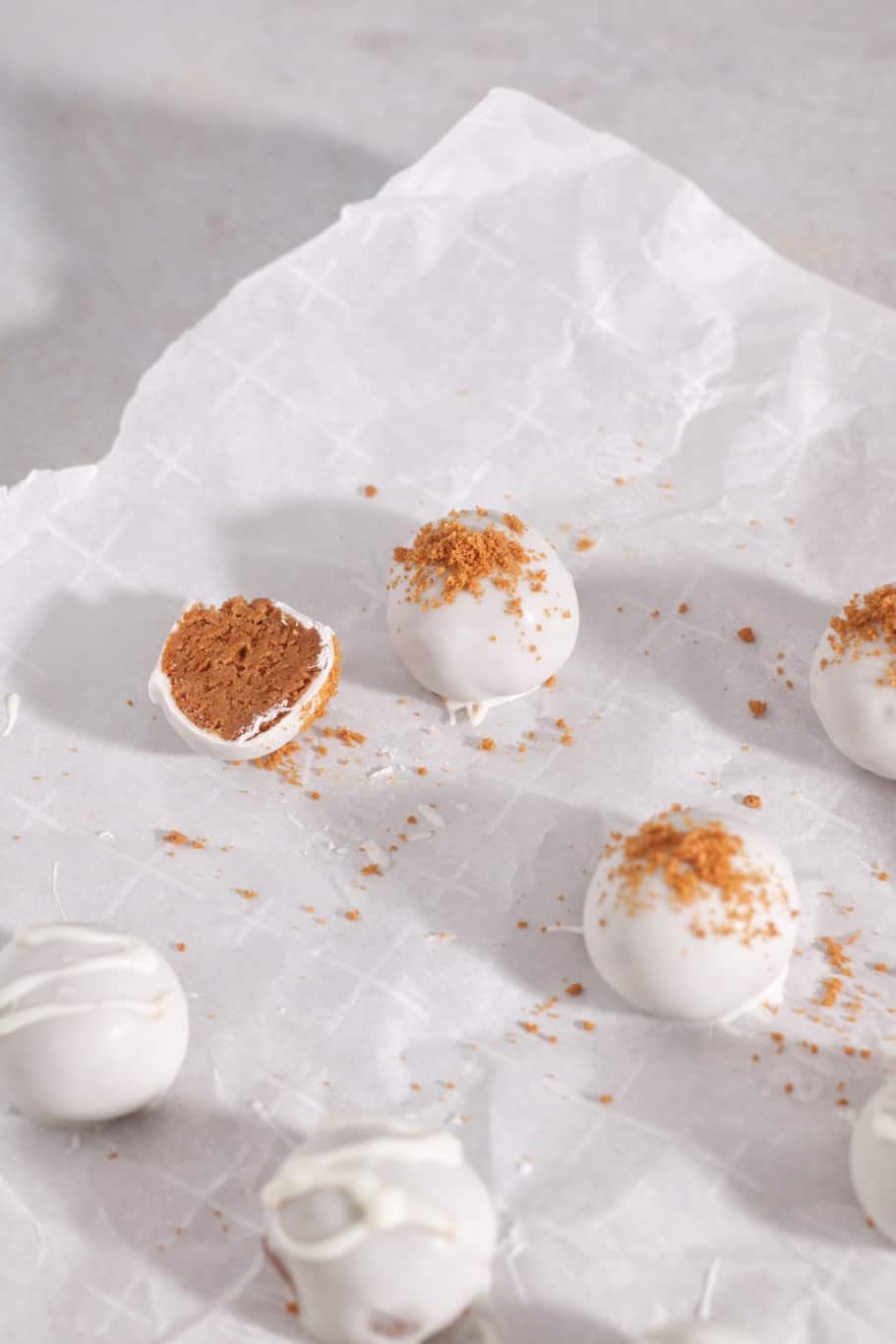 Deliciously creamy bite-sized no-bake lotus biscoff truffle balls, coated with a milk chocolate shell and sprinkled with lotus crumbs